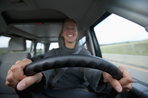 Mid adult woman driving. Photo : Noah Clayton