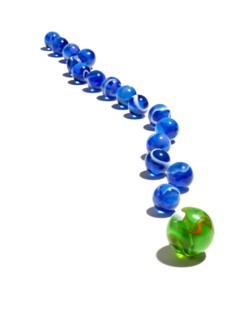 Blue and green glass balls. Photo : David Arky