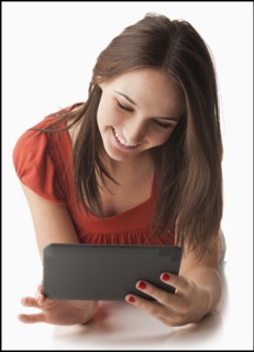 Young woman using electronic organizer. Photo : Mike Kemp
