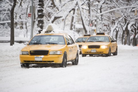 USA, New York City, yellow cabs on snowy street. Photo : fotog