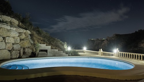 Spain, Costa Blanca, Hotel swimming pool. Photo : Justin Paget