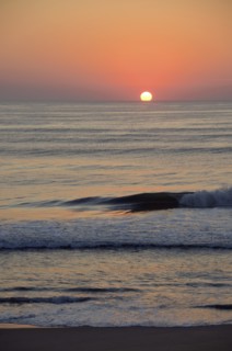 USA, North Carolina, Outer Banks, Kill Devil Hills, seascape at sunset. Photo : Tetra Images