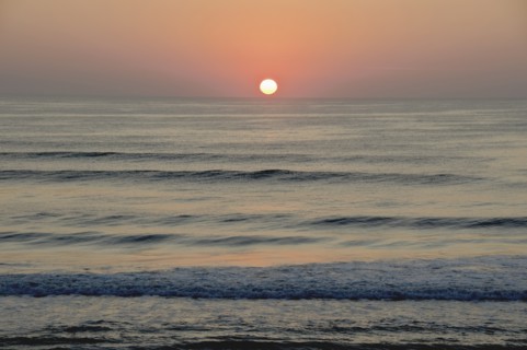 USA, North Carolina, Outer Banks, Kill Devil Hills, seascape at sunset. Photo : Tetra Images
