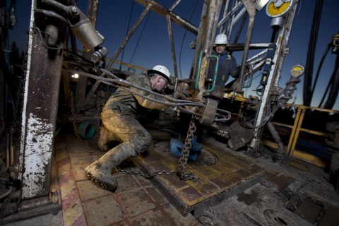Canada, Alberta, Oil workers using oil drill. Photo : Dan Bannister