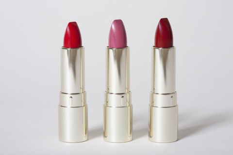 Red and pink lipsticks. Photo : Winslow Productions