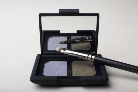 Powder compact with small brush. Photo : Winslow Productions