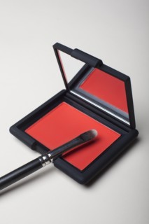Powder compact with small brush. Photo : Winslow Productions