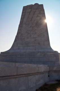 USA, North Carolina, Outer Banks, Kill Devil Hills, Wright Brothers Memorial. Photo : Tetra Images