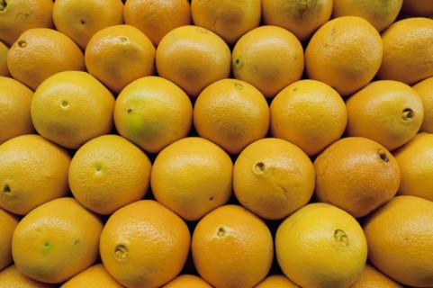 Stack of oranges on market. Photo: Antonio M. Rosario