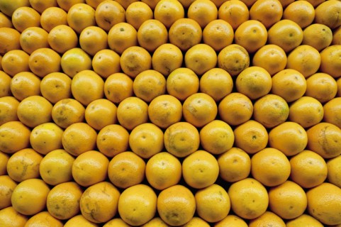 Stack of oranges on market. Photo: Antonio M. Rosario
