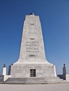 USA, North Carolina, Outer Banks, Kill Devil Hills, Wright Brothers Memorial. Photo : Tetra Images