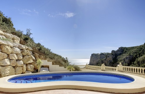 Spain, Costa Blanca, Hotel swimming pool. Photo : Justin Paget