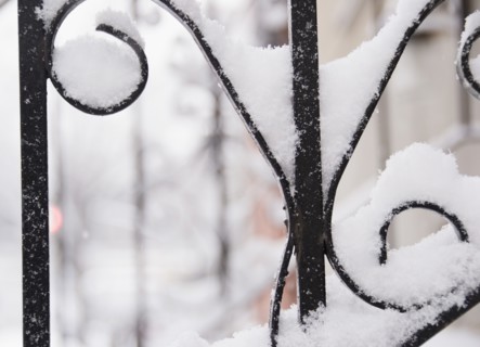 USA, New York State, Brooklyn, Williamsburg, railing covered with snow. Photo : Jamie Grill
