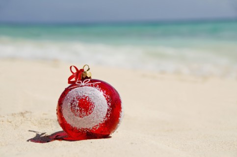 Mexico, Playa Del Carmen, christmas decoration on beach. Photo: Tetra Images