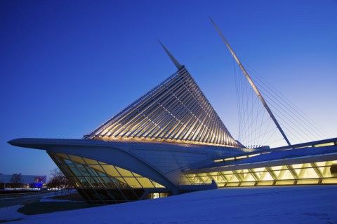 USA, Wisconsin, Milwaukee Art Museum at dusk. Photo : Henryk Sadura