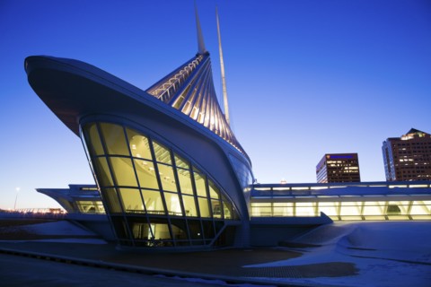 USA, Wisconsin, Milwaukee Art Museum at dusk. Photo : Henryk Sadura