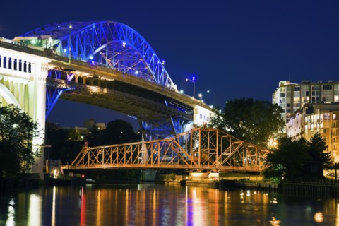 USA, Ohio, Cleveland, Bridge crossing Cuyahoga River at night. Photo: Henryk Sadura