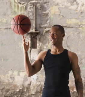 USA, Utah, Salt Lake City, Young man playing basketball. Photo : Mike Kemp