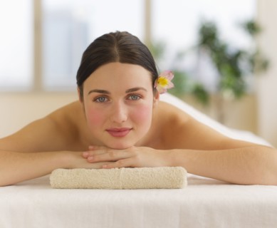 Woman lying on massage table. Photo : Daniel Grill