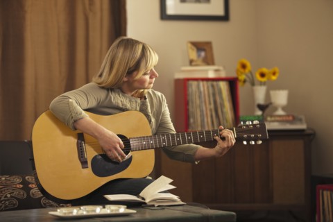 Woman playing guitar. Photo : DreamPictures