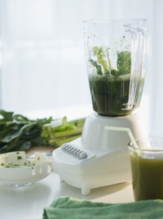 Preparation of spinach juice in blender. Photo : Jamie Grill Photography