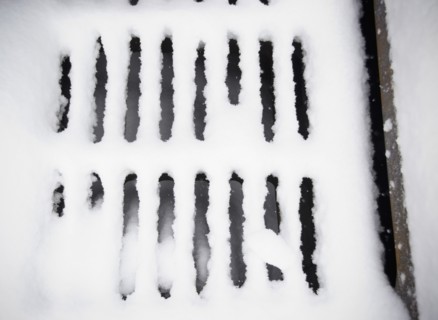 USA, New York State, Brooklyn, Williamsburg, snow covered sewer grate. Photo : Jamie Grill