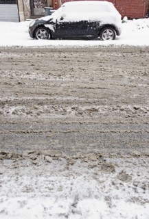 USA, New York State, Brooklyn, Williamsburg, tire tracks on snow covered street. Photo : Jamie
