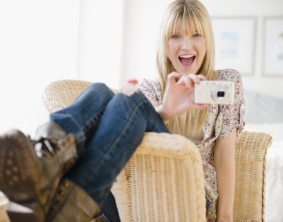 Young woman taking picture. Photo : Jamie Grill Photography