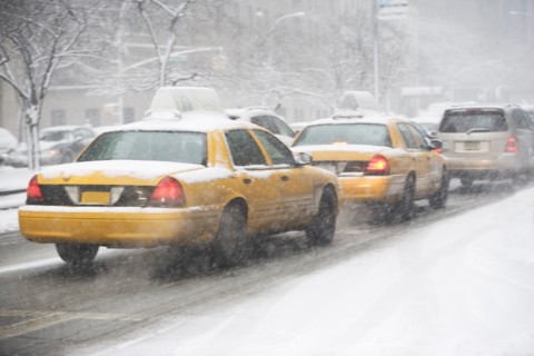 USA, New York City, yellow cabs on snowy street. Photo : fotog