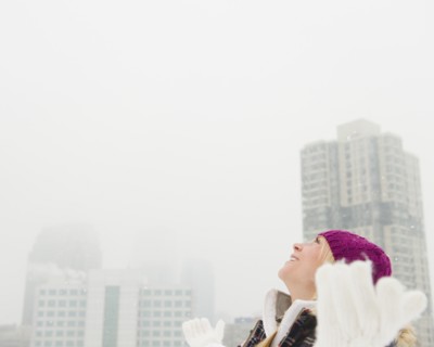 Jersey City, New Jersey, woman looking at bright sky. Photo : Jamie Grill Photography
