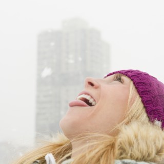 USA, New Jersey, Jersey City, woman catching snowflakes with tongue. Photo : Jamie Grill