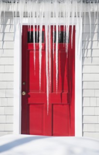 USA, Maine, Camden, icicles over red door. Photo : Daniel Grill
