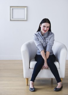 Portrait of woman sitting in armchair. Photo : Daniel Grill