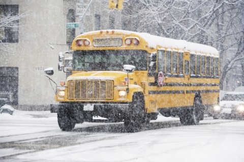 USA, New York City, school bus in blizzard. Photo : fotog