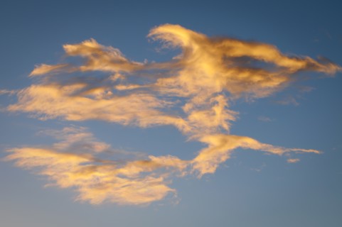 USA, Oregon, Cloud on blue sky. Photo: Gary Weathers