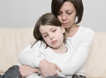 Mother and daughter (6-7) embracing. Photo : Justin Paget