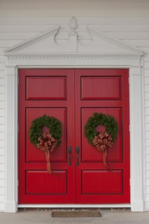 USA, San Francisco, Christmas wreath on red doors. Photo : Noah Clayton