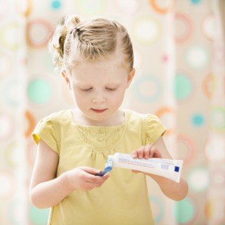 Girl (2-3) brushing teeth. Photo : Mike Kemp