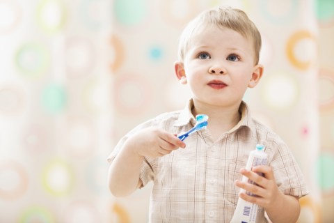 Boy (2-3) brushing teeth. Photo : Mike Kemp