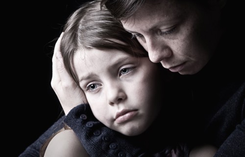 Mother and daughter (6-7) embracing. Photo : Justin Paget