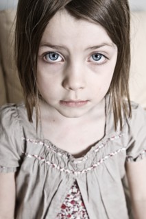 Studio shot of girl (6-7). Photo : Justin Paget