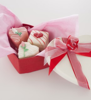 Studio shot of box of heart-shaped candies. Photo : Daniel Grill