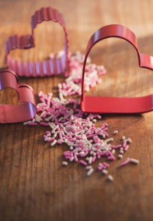 Studio shot of heart-shaped pastry cutters. Photo : Daniel Grill