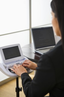 Court stenographer using stenograph machine. Photo : Daniel Grill