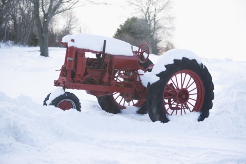 USA, New York, Cutchoge, old tractor covered in snow. Photo : fotog
