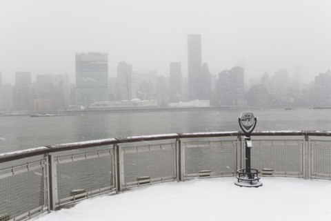 USA, New York City, coin operated binoculars overlooking foggy Manhattan. Photo : fotog