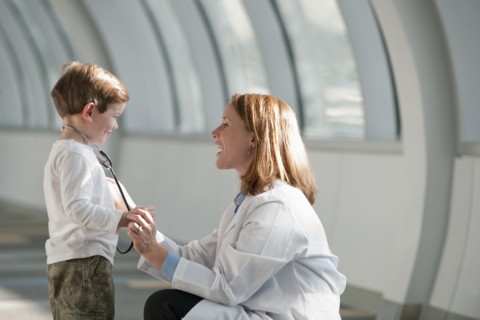 Female doctor talking to boy (6-7) in corridor. Photo: Mark Edward Atkinson