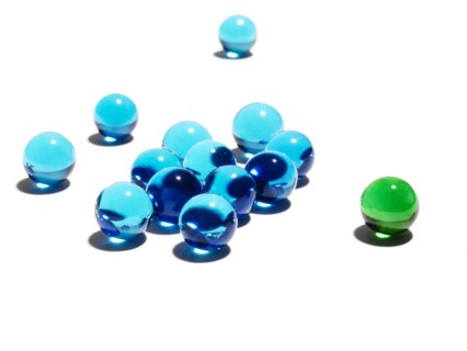 Blue and green glass balls. Photo : David Arky
