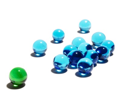 Blue and green glass balls. Photo : David Arky