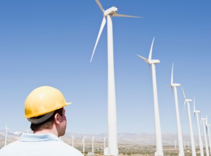 USA, California, Palm Springs, Coachella Valley, San Gorgonio Pass, Man in hard hat looking at wind